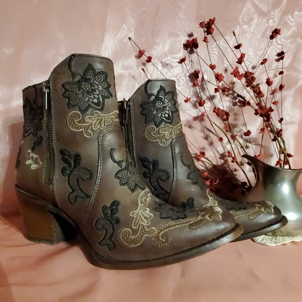 CORRAL EMBROIDERED BOOTS SIZE 9M